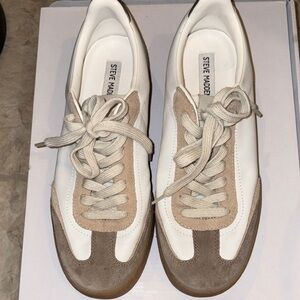 Steve Madden White and Taupe Suede Low-Top Sneakers size 9.5